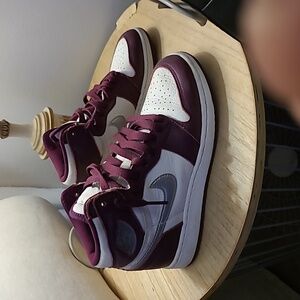 Nike youth4.5 jordan retro 1 white and maroon